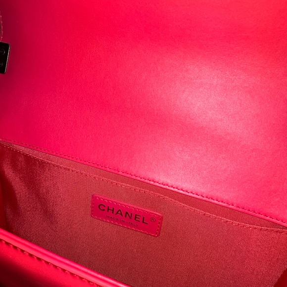 Chanel - Medium Patent Boy Bag - Picture 8 of 9